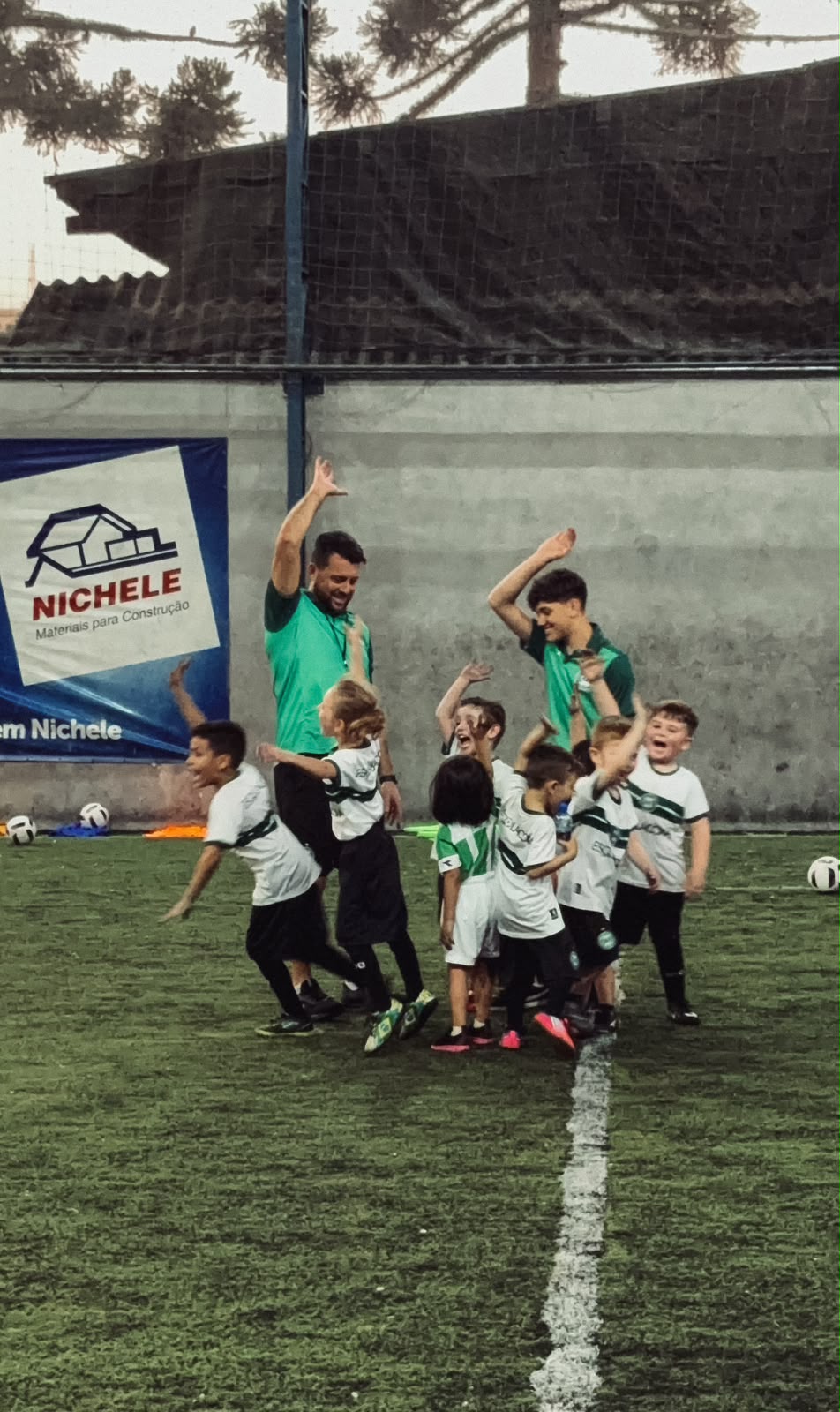 Crianças da turma Coxa Kids comemorando com os professores